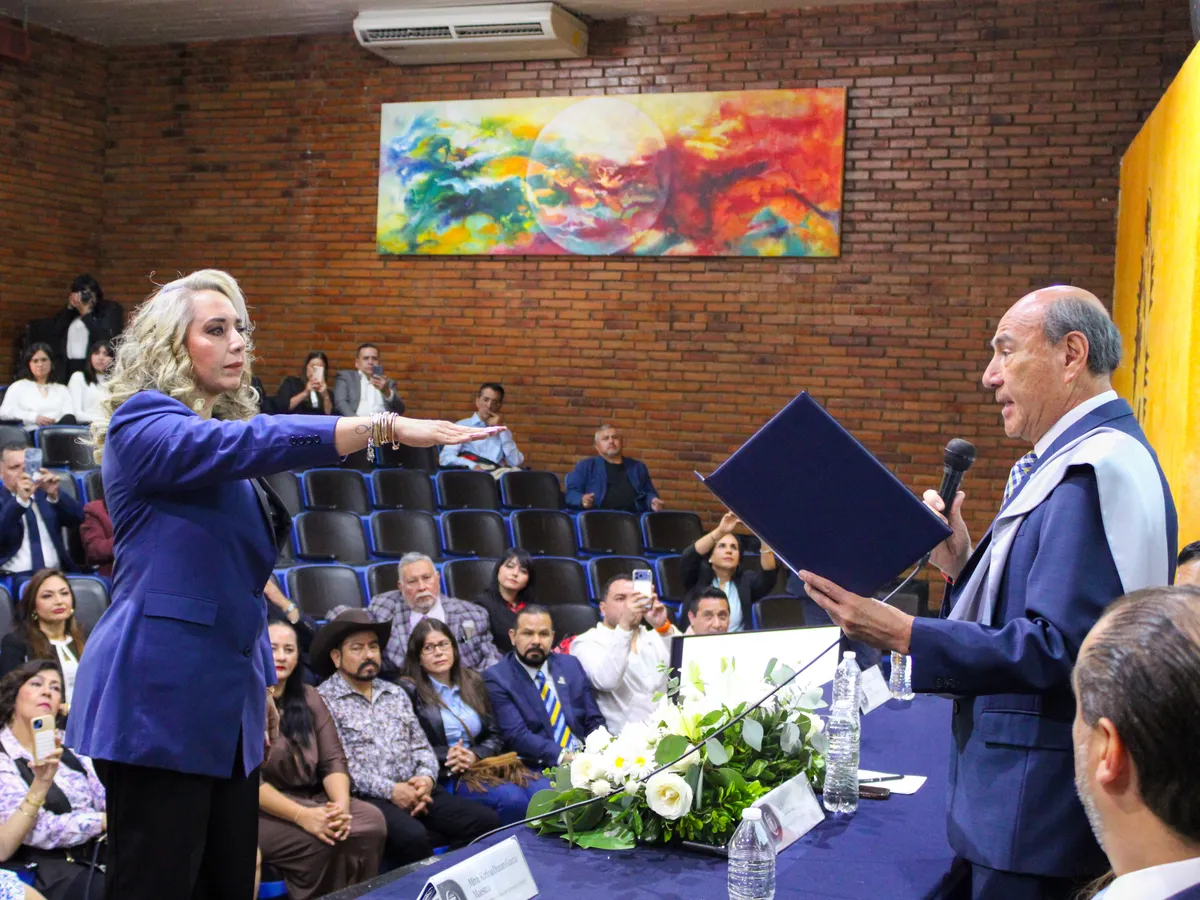 Rectora Verónica Elizabeth Ucaranza Sánchez durante su discurso