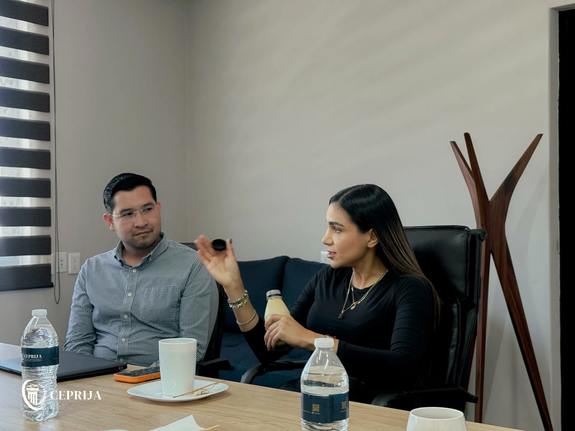 Diálogo de colaboración entre representantes de ambas instituciones