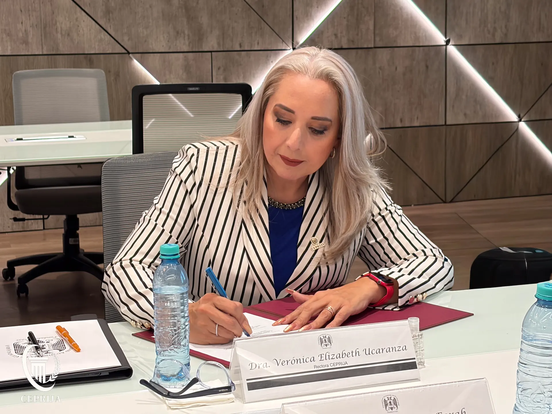 Dra. Verónica Ucaranza firma el convenio de colaboración con la UAG